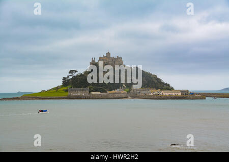 Marazion, Cornwall, UK. 4. April 2017. Großbritannien Wetter. Bewölkt Morgen in Marazion bei Ostern Urlaubern zu Warm einpacken. Allerdings wird die Sonne, später in den Tag erwartet. Sehen Sie hier ein Boot herausnehmen Tagesausflügler St Michaels mount. Bildnachweis: Cwallpix/Alamy Live-Nachrichten Stockfoto