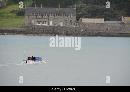 Marazion, Cornwall, UK. 4. April 2017. Großbritannien Wetter. Bewölkt Morgen in Marazion bei Ostern Urlaubern zu Warm einpacken. Allerdings wird die Sonne, später in den Tag erwartet. Sehen Sie hier ein Boot herausnehmen Tagesausflügler St Michaels mount. Bildnachweis: Cwallpix/Alamy Live-Nachrichten Stockfoto