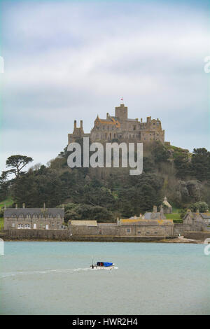 Marazion, Cornwall, UK. 4. April 2017. Großbritannien Wetter. Bewölkt Morgen in Marazion bei Ostern Urlaubern zu Warm einpacken. Allerdings wird die Sonne, später in den Tag erwartet. Sehen Sie hier ein Boot herausnehmen Tagesausflügler St Michaels mount. Bildnachweis: Cwallpix/Alamy Live-Nachrichten Stockfoto