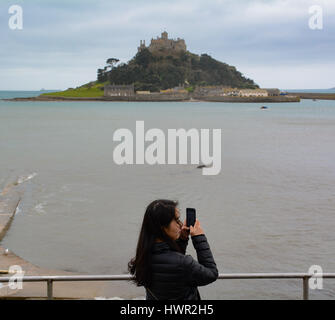 Marazion, Cornwall, UK. 4. April 2017. Großbritannien Wetter. Bewölkt Morgen in Marazion bei Ostern Urlaubern zu Warm einpacken. Allerdings wird die Sonne, später in den Tag erwartet. Bildnachweis: Cwallpix/Alamy Live-Nachrichten Stockfoto