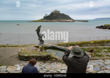 Marazion, Cornwall, UK. 4. April 2017. Großbritannien Wetter. Bewölkt Morgen in Marazion bei Ostern Urlaubern zu Warm einpacken. Allerdings wird die Sonne, später in den Tag erwartet. Bildnachweis: Cwallpix/Alamy Live-Nachrichten Stockfoto