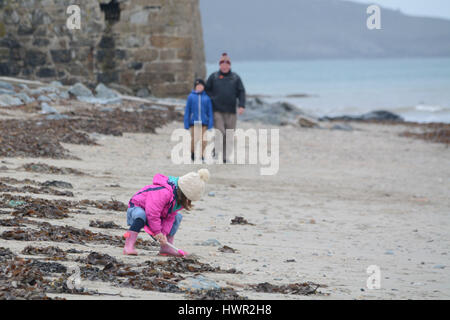 Marazion, Cornwall, UK. 4. April 2017. Großbritannien Wetter. Bewölkt Morgen in Marazion bei Ostern Urlaubern zu Warm einpacken. Allerdings wird die Sonne, später in den Tag erwartet. Bildnachweis: Cwallpix/Alamy Live-Nachrichten Stockfoto