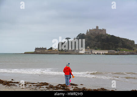 Marazion, Cornwall, UK. 4. April 2017. Großbritannien Wetter. Bewölkt Morgen in Marazion bei Ostern Urlaubern zu Warm einpacken. Allerdings wird die Sonne, später in den Tag erwartet. Bildnachweis: Cwallpix/Alamy Live-Nachrichten Stockfoto