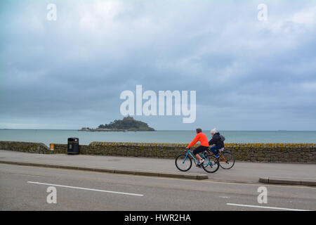 Marazion, Cornwall, UK. 4. April 2017. Großbritannien Wetter. Bewölkt Morgen in Marazion bei Ostern Urlaubern zu Warm einpacken. Allerdings wird die Sonne, später in den Tag erwartet. Bildnachweis: Cwallpix/Alamy Live-Nachrichten Stockfoto