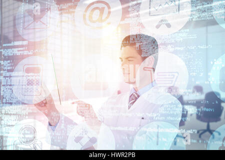 Fokussierte männlichen Arzt mit futuristischen Glas gegen innere des leeren Büro 3d Stockfoto