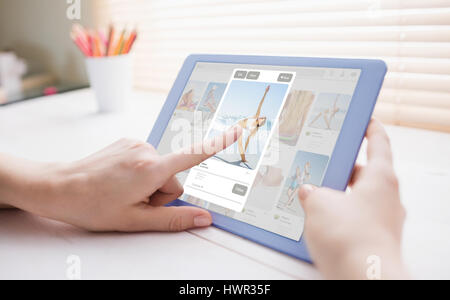Bild der Person, die auf digital-Tablette gegen zusammengesetztes Bild der Webseite zugeschnitten Stockfoto