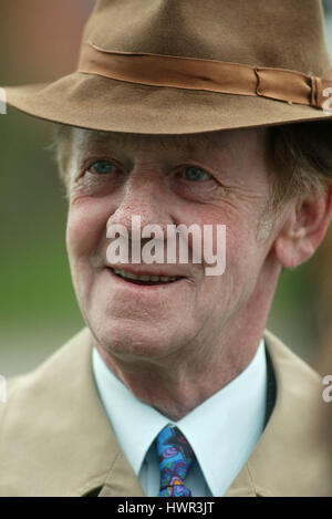 BRIAN MCMAHON RACE HORSE TRAINER NEWMARKET RACECOURSE ENGLAND 3. Mai 2003 Stockfoto