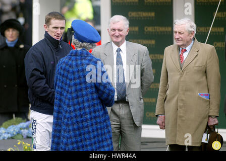 QUEEN trifft T.MCCOY & M.PIPE CHELTENHAM FESTIVAL 2003 CHELTENHAM RACECOURSE CHELTENHAM 13 März 2003 Stockfoto