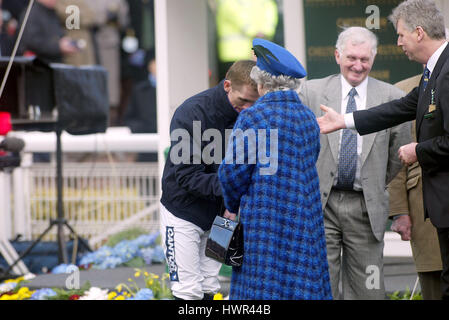 QUEEN trifft TONY MCCOY CHELTENHAM FESTIVAL 2003 CHELTENHAM RACECOURSE CHELTENHAM 13 März 2003 Stockfoto