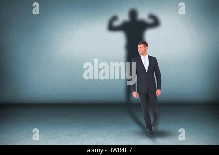Lächelnde Geschäftsmann gegen Grauraum Stockfoto