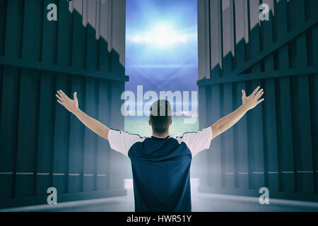 Rückansicht des Sportlers mit Arme gestreckt gegen Fußballplatz mit Lichtern und Fahnen 3d Stockfoto