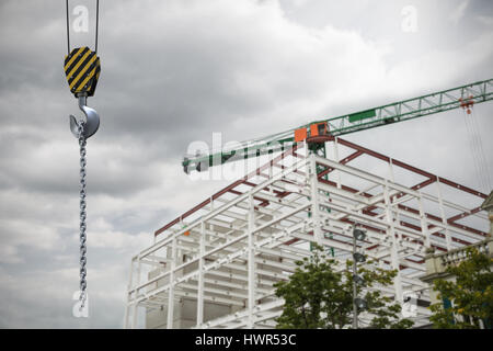 Studio schießen der anhebenden Kranhaken gegen Kran auf Baustelle Stockfoto