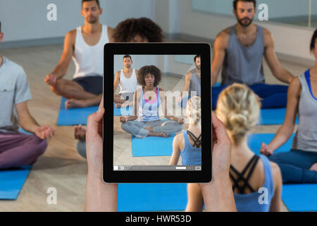 Nahaufnahme von Händen mit digital-Tablette gegen Lehrer Yogakurs teilnehmen Stockfoto