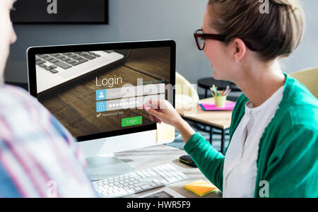 Nahaufnahme der Login-Seite gegen Geschäftsleute diskutieren über Computer-monitor Stockfoto