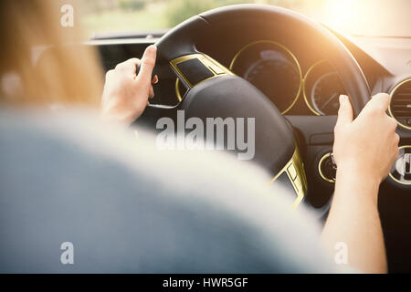 Zugeschnittenes Bild der Autofahrerin während der Fahrt im Auto Stockfoto