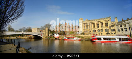 Panoramablick auf Vergnügen Boote auf dem Fluss Ouse von Lendal Bridge und der Guildhall York Yorkshire Vereinigtes Königreich Stockfoto