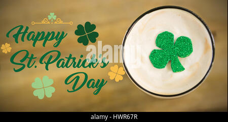 Druck gegen St Patricks Tag Glas Bier mit Kleeblatt Stockfoto