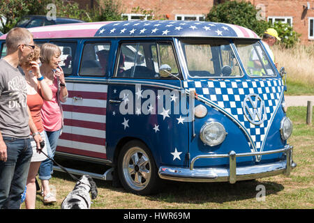 VW Käfer Wohnmobil mit der USA-Flagge, Hund Mädchen Mann Frauen suchen. Kent, uk lackiert Stockfoto