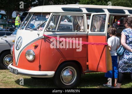 VW Käfer Wohnmobil junge Frauen suchen, Großbritannien Stockfoto