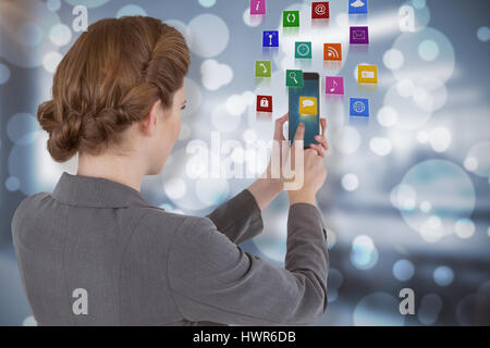 Geschäftsfrau mit Handy gegen leere Klasse 3d Raum Stockfoto