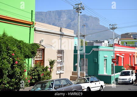 Bunte Häuser, Bo Kaap, Kapstadt, Südafrika. Tafelberg im Hintergrund Stockfoto