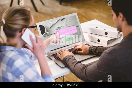 Nahaufnahme der Login-Seite gegen die Rückansicht der Führungskräfte arbeiten bei Kreativbüro Stockfoto