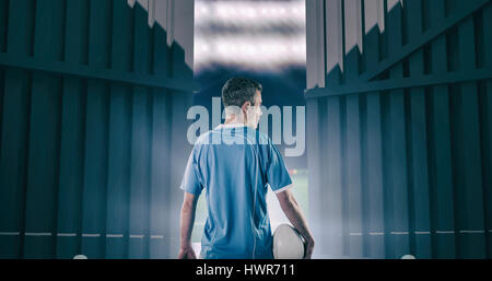 Rugby-Spieler mit einem Rugby-Ball gegen Fußballplatz mit World Cup flags 3d Stockfoto