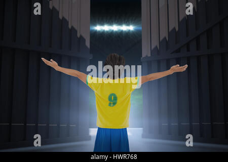 Football-Spieler jubeln mit Armen gestreckt gegen Fußballplatz mit Fahnen und leuchtet 3d Stockfoto