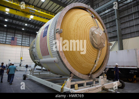 Die United starten Allianz Interim Cryogenic Propulsion Bühne ist auf einem beweglichen Transport-Stand auf der Cape Canaveral Air Force Station in Cape Canaveral, Florida 9. März 2017 gesichert. Die ICPS ist die erste integrierte Flughardware für die Space Launch System-Rakete für Orion Exploration Mission 1 ankommen. Stockfoto