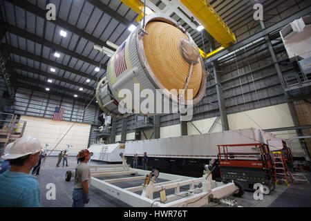 Die United starten Allianz Interim Cryogenic Propulsion Bühne ist aus der Versandbehälter auf der Cape Canaveral Air Force Station 9. März 2017 in Cape Canaveral, Florida aufgehoben. Die ICPS ist die erste integrierte Flughardware für die Space Launch System-Rakete für Orion Exploration Mission 1 ankommen. Stockfoto