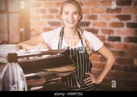 Flare gegen Frau lächelt in die Kamera Stockfoto