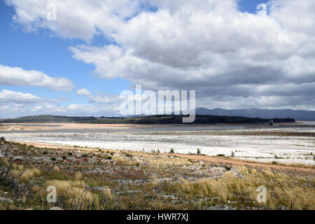 Niedrige Niveaus Theewaterskloof Dam, Stausee, in der Nähe von Franschhoek, Western Cape, Südafrika. März 2017 weniger als 100 Tage Wasser ist für Kapstadt Links Stockfoto