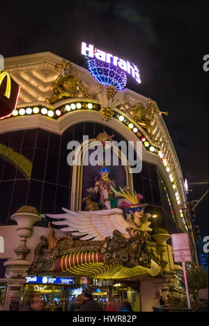 Harrahs Hotel und Casino Fassade in der Nacht - Las Vegas, Nevada, USA Stockfoto