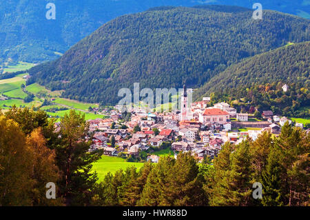 Kastelruth/Kastelruth eingebettet in das Tal, Norditalien Stockfoto