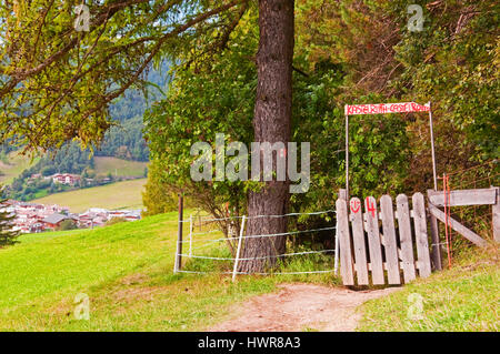 Tor auf Wanderweg, Kastelruth (Kastelruth), Italien Stockfoto