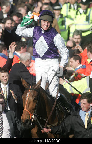 TRETEN König & BARRY GERAGHTY TOTESPORT GOLD CUP Gewinner CHELTENHAM RACECOURSE CHELTENHAM 18. März 2005 Stockfoto