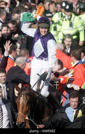 TRETEN König & BARRY GERAGHTY TOTESPORT GOLD CUP Gewinner CHELTENHAM RACECOURSE CHELTENHAM 18. März 2005 Stockfoto