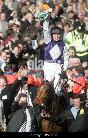 TRETEN König & BARRY GERAGHTY TOTESPORT GOLD CUP Gewinner CHELTENHAM RACECOURSE CHELTENHAM 18. März 2005 Stockfoto