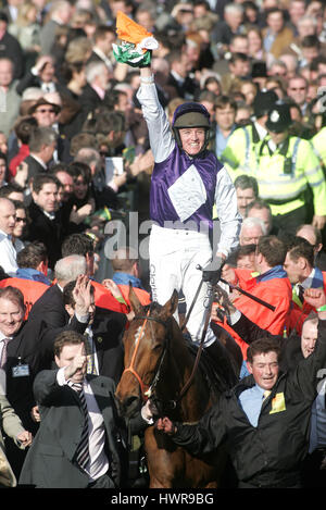 TRETEN König & BARRY GERAGHTY TOTESPORT GOLD CUP Gewinner CHELTENHAM RACECOURSE CHELTENHAM 18. März 2005 Stockfoto