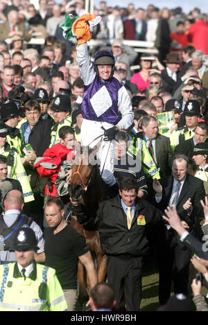 TRETEN König & BARRY GERAGHTY TOTESPORT GOLD CUP Gewinner CHELTENHAM RACECOURSE CHELTENHAM 18. März 2005 Stockfoto