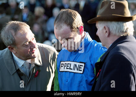 D JOHNSON T MURPHY & M Rohr Besitzer JOCKEY TRAINER CHELTENHAM RACECOURSE CHELTENHAM 13. November 2004 Stockfoto