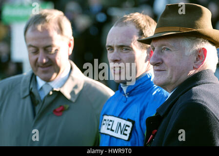 D JOHNSON T MURPHY & M Rohr Besitzer JOCKEY TRAINER CHELTENHAM RACECOURSE CHELTENHAM 13. November 2004 Stockfoto