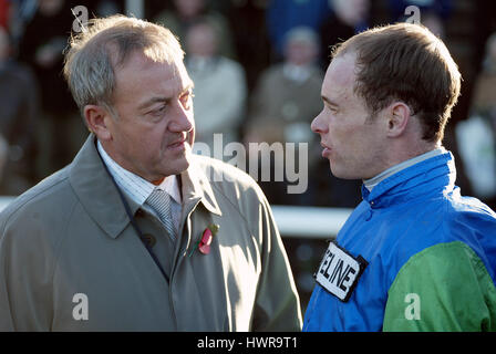 DAVID JOHNSON & TIMOTHY MURPHY Rennen PFERDEBESITZER & JOCKEY CHELTENHAM RACECOURSE CHELTENHAM 13. November 2004 Stockfoto