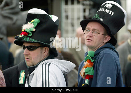 IRISCHE RENNENBESUCHER AT CHELTENHAM CHELTENHAM FESTIVAL 2004 CHELTENHAM RACECOURSE CHELTENHAM ENGLAND 17 März 2004 Stockfoto