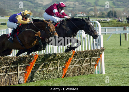 MUTIGE Inka & WAR OF ATTRITION oberste NOVIZEN Hürde CHELTENHAM RACECOURSE CHELTENHAM ENGLAND 16. März 2004 Stockfoto