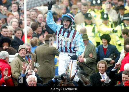 JAMES CULLOTY & bester Kumpel CHELTENHAM GOLD CUP 2004 CHELTENHAM RACECOURSE CHELTENHAM ENGLAND 18 März 2004 Stockfoto