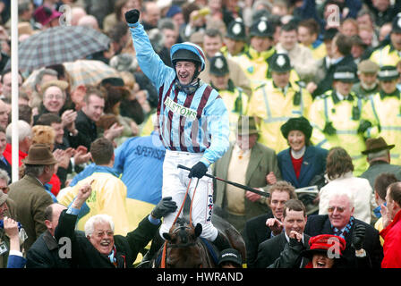 JAMES CULLOTY & bester Kumpel CHELTENHAM GOLD CUP 2004 CHELTENHAM RACECOURSE CHELTENHAM ENGLAND 18 März 2004 Stockfoto