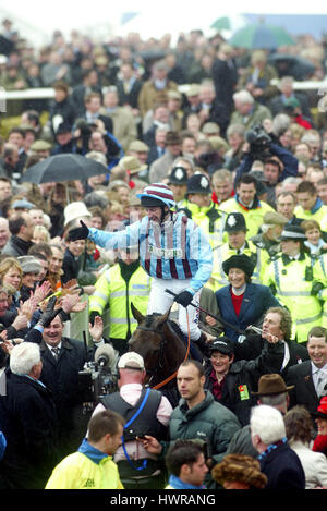 JAMES CULLOTY & bester Kumpel CHELTENHAM GOLD CUP 2004 CHELTENHAM RACECOURSE CHELTENHAM ENGLAND 18 März 2004 Stockfoto