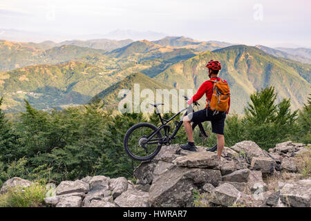 Mountainbiker schöne inspirierende Landschaft betrachten am Radweg in herbstliche Bergwelt. Radfahren auf felsigen eingleisigen Fahrer. Sport fitness Stockfoto