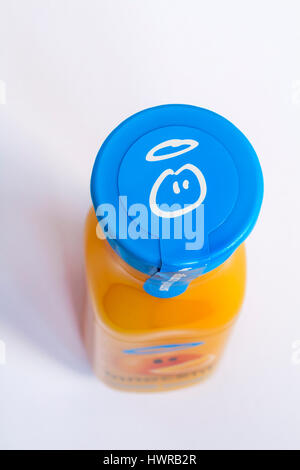 Flasche unschuldige glatt Orangensaft trinken isolierten auf weißen Hintergrund - von oben nach unten auf Stockfoto
